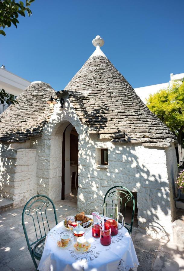 Trullo Giardino Fiorito Acomodação com café da manhã Alberobello Exterior foto