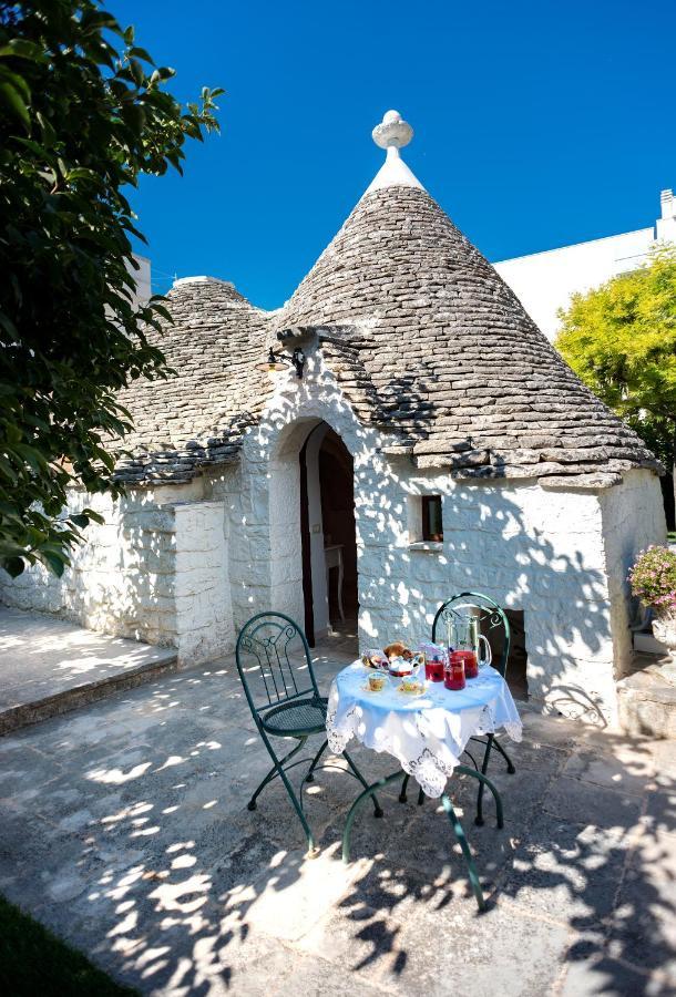 Trullo Giardino Fiorito Acomodação com café da manhã Alberobello Exterior foto