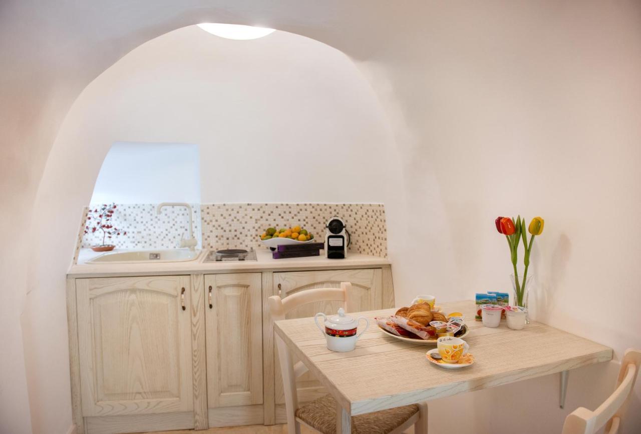 Trullo Giardino Fiorito Acomodação com café da manhã Alberobello Exterior foto