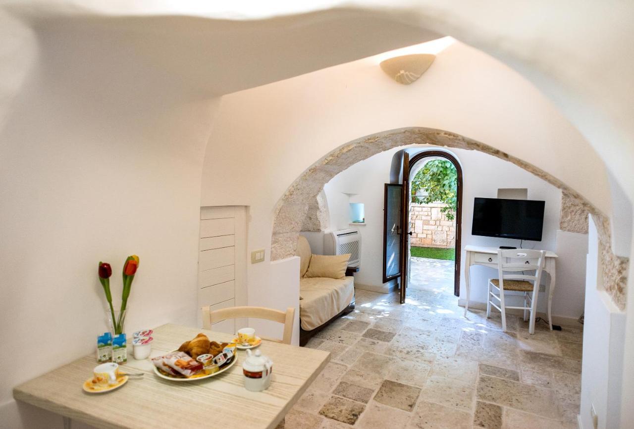 Trullo Giardino Fiorito Acomodação com café da manhã Alberobello Exterior foto